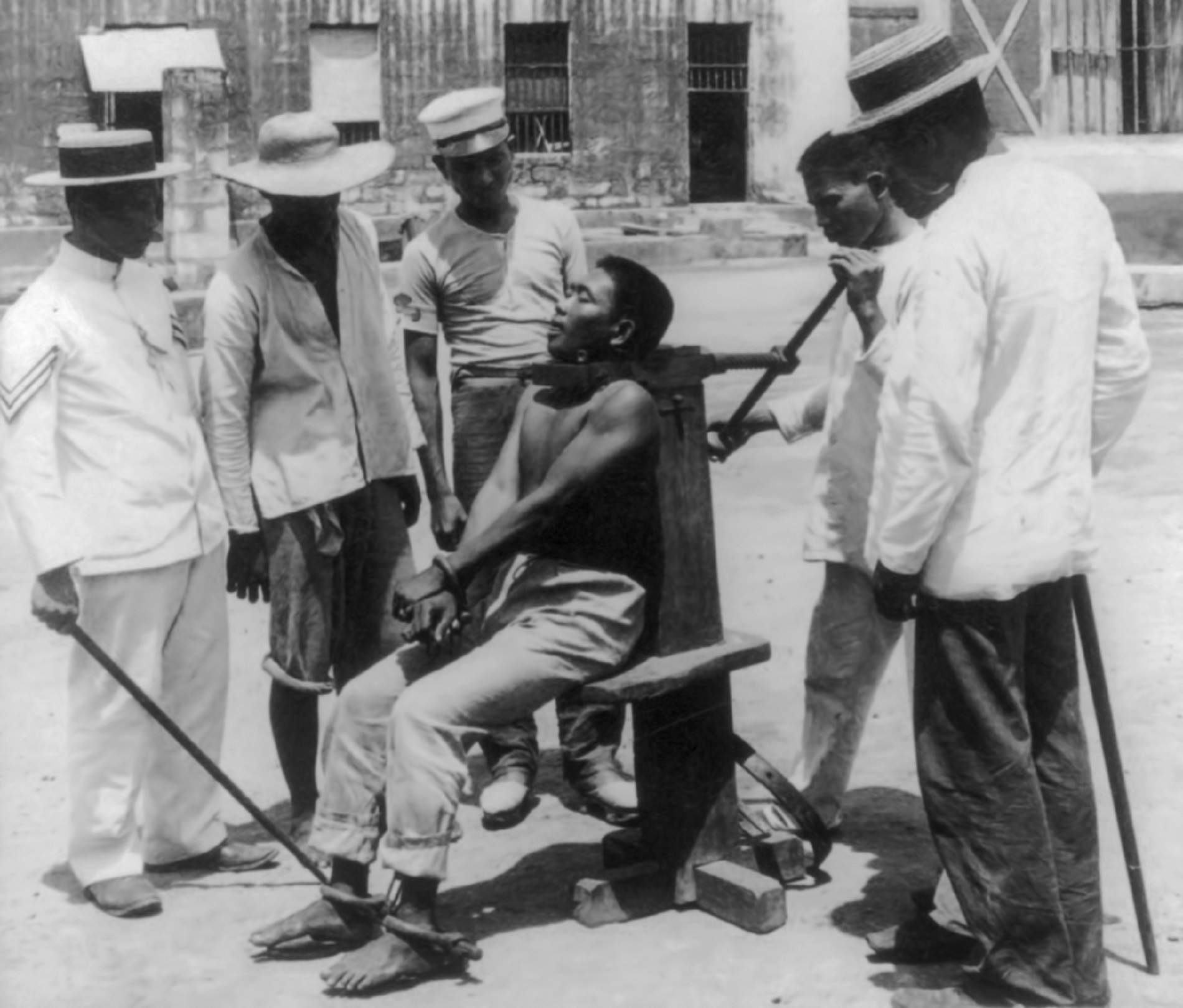 Execució amb el métode del garrot vil (1901). A Filipines aquest métode va ser importat durant l'època colonial espanyola. Font Library of Congress