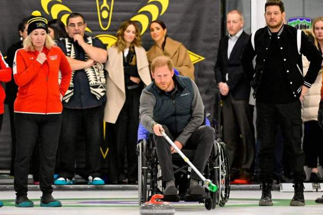 El príncep Harry jugant a Curling