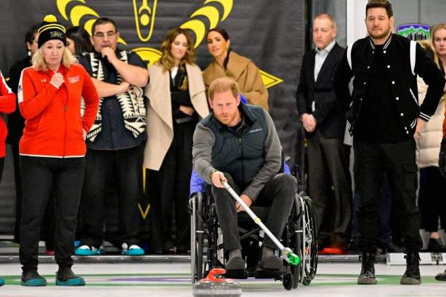 El príncep Harry jugant a Curling El príncep Harry jugant a Curling