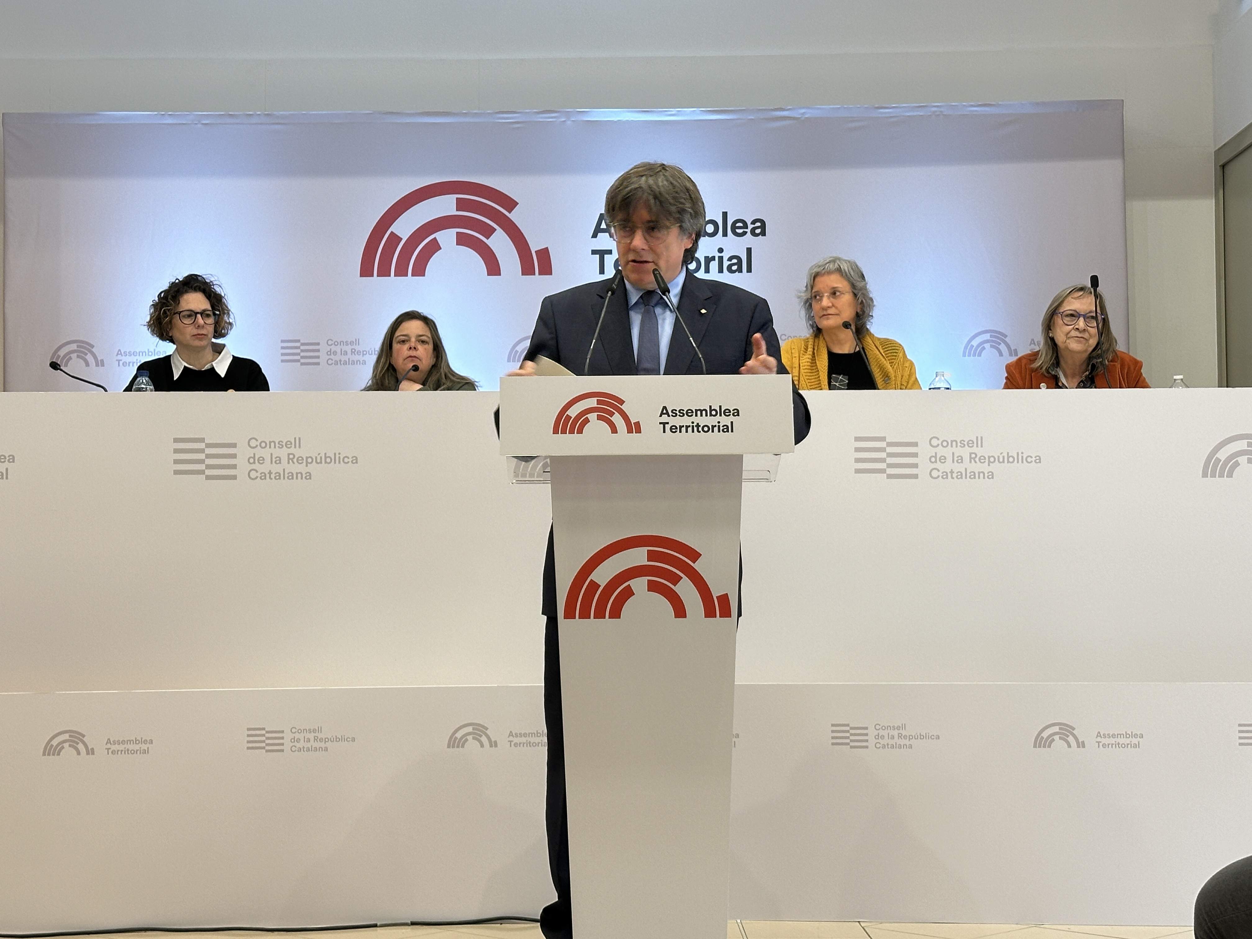 Puigdemont responde a la ofensiva judicial apelando a la confrontación y la unilateralidad
