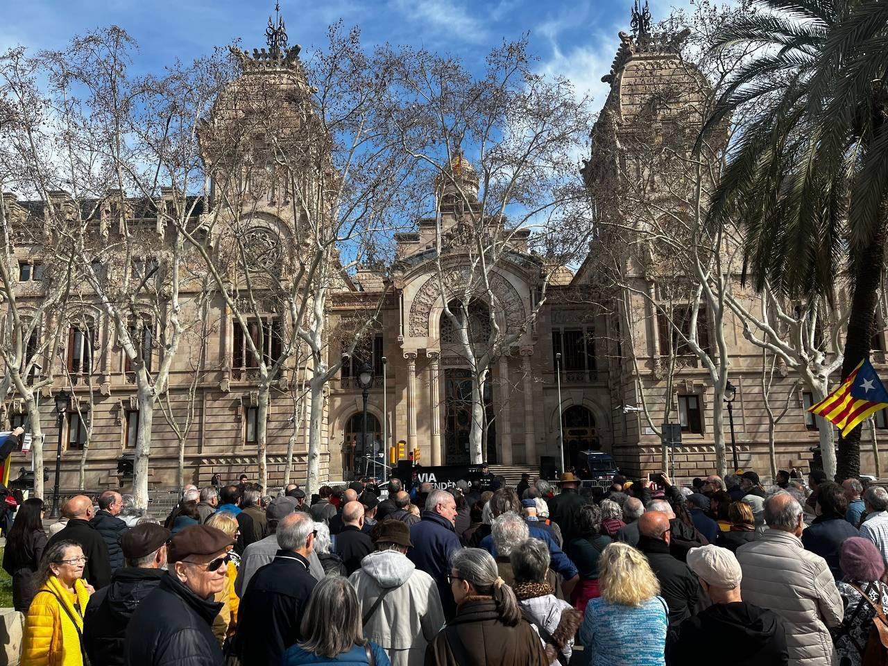 Un centenar de personas se concentran a las puertas del TSJC en apoyo al activista Dani Gallardo
