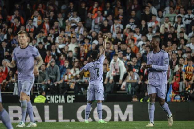 Vinicius celebrando su gol ante la grada del Valencia / Foto: EFE
