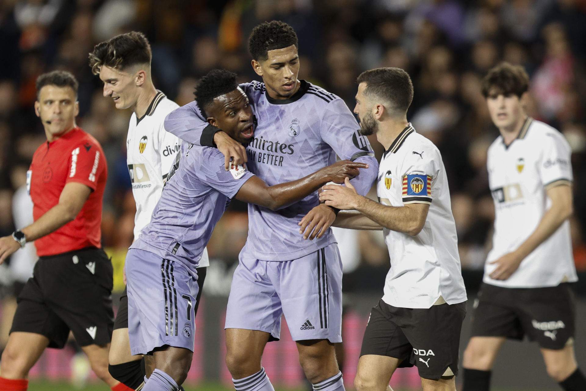 Vinícius la lía en el túnel de vestuarios de Mestalla, batalla campal