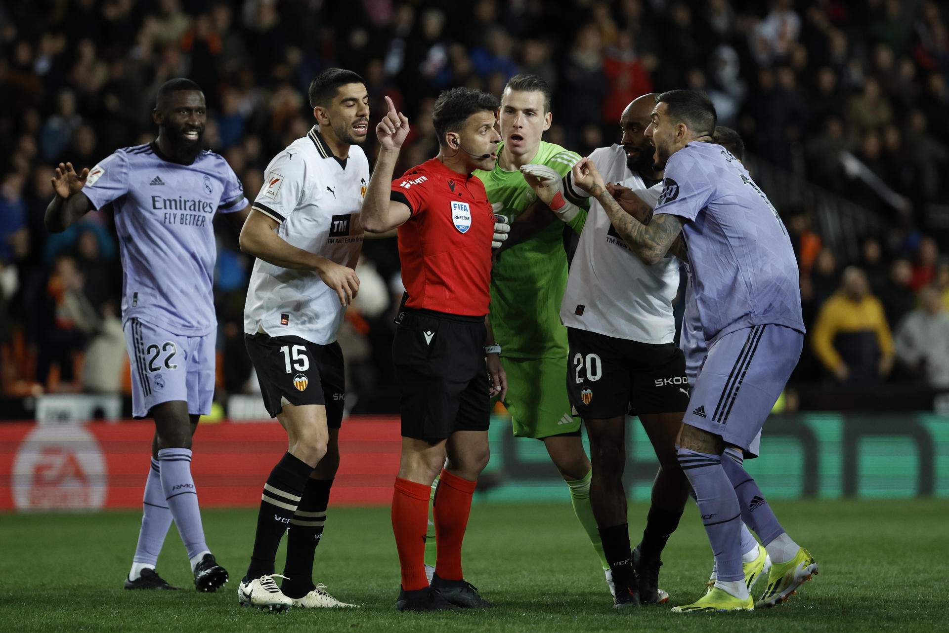 Gil Manzano explica en el acta por qué anuló el gol final del Real Madrid en Mestalla