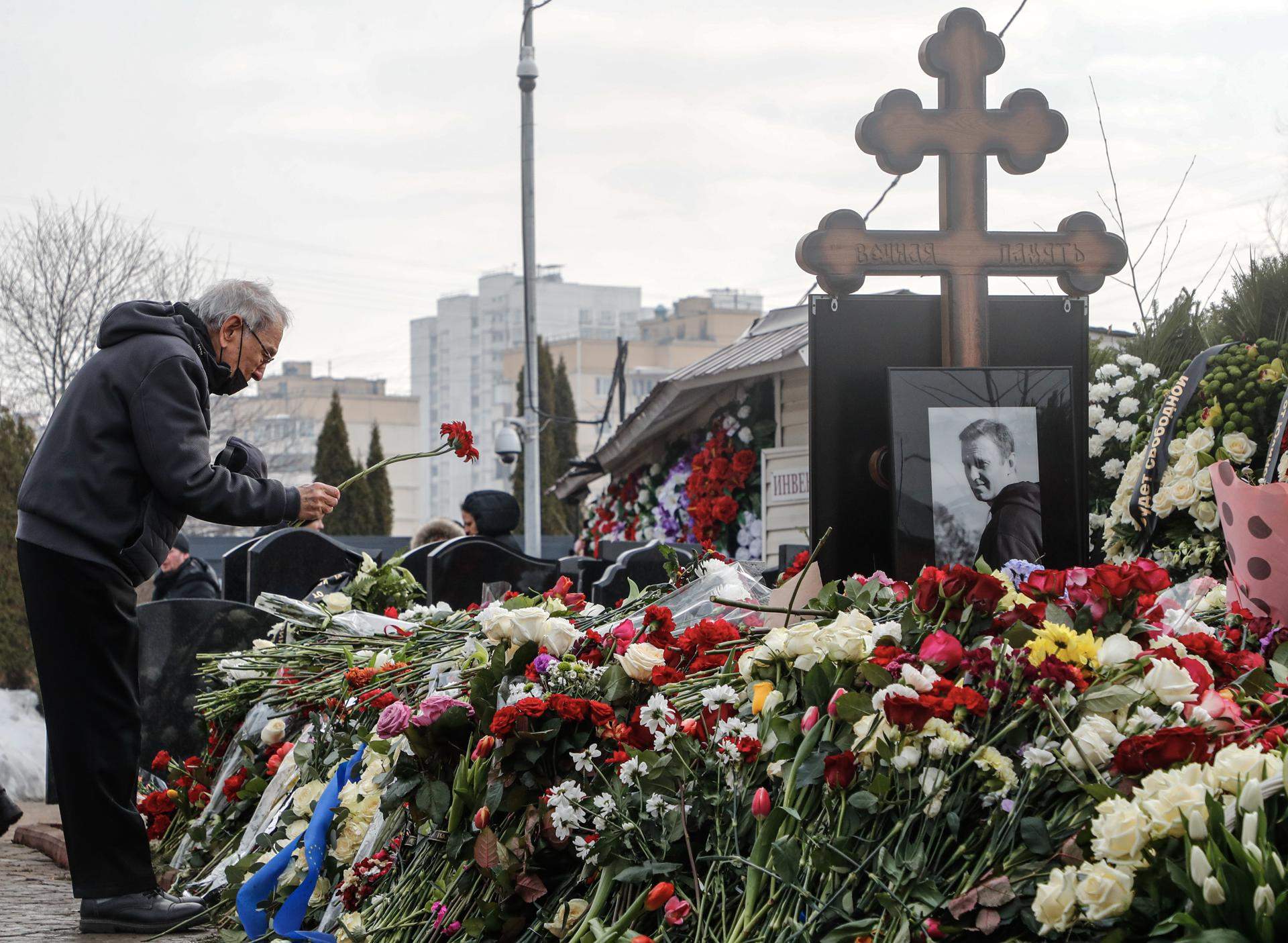 Tercer día de colas en la tumba de Navalni: centenares de personas despiden al opositor ruso