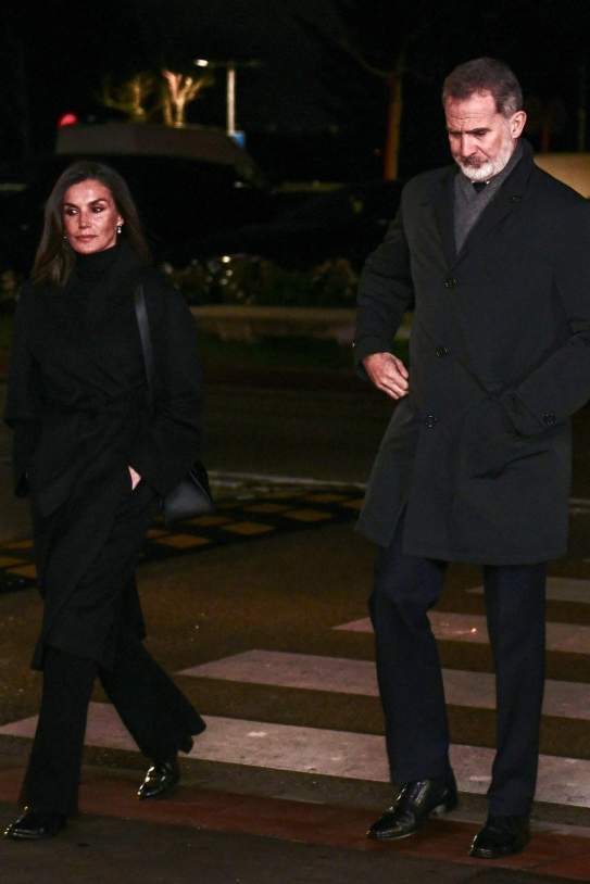 Felipe VI y Letícia llegando al tanatorio / EFE