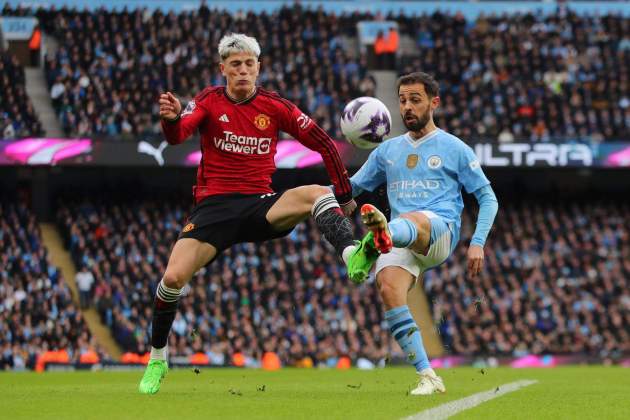 Garnacho y Bernando Silva luchan miedo el balón durante el Manchester United - City / Foto: EFE