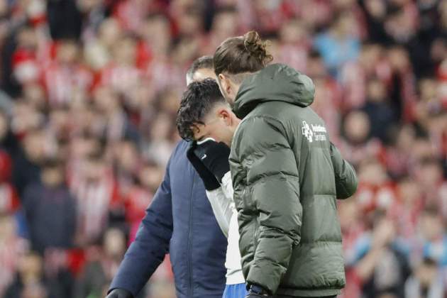 Pedri, decepcionado tras sufrir una lesión en el Athletic Club - Barça / Foto: EFE