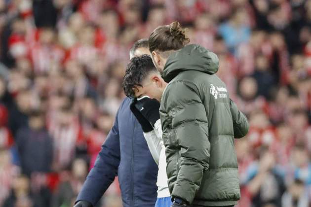 Pedri, decepcionado tras sufrir una lesión en el Athletic Club - Barça / Foto: EFE Pedri, decepcionado tras sufrir una lesión en el Athletic Club - Barça / Foto: EFE