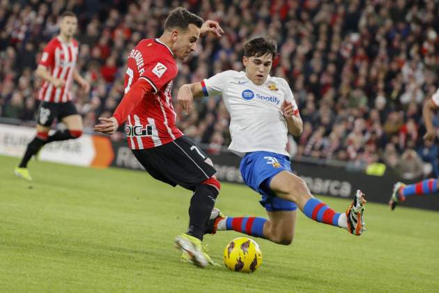 Pau Cubarsí tapa un xut de Berenguer durant el Athletic Club - Barça / Foto: EFE