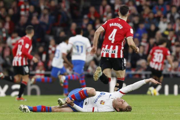 Frenkie de Jong, lesionat durant el Athletic Club - Barça / Foto: EFE