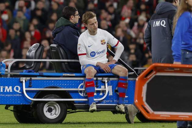 Frenkie de Jong es retira en llitera després de lesionar-se en el Athletic Club - Barça / Foto: EFE