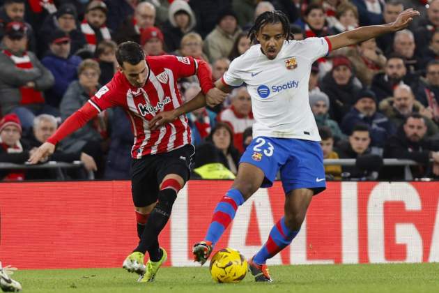 Jules Kounde defiende contra el Athletic Club / Foto: EFE