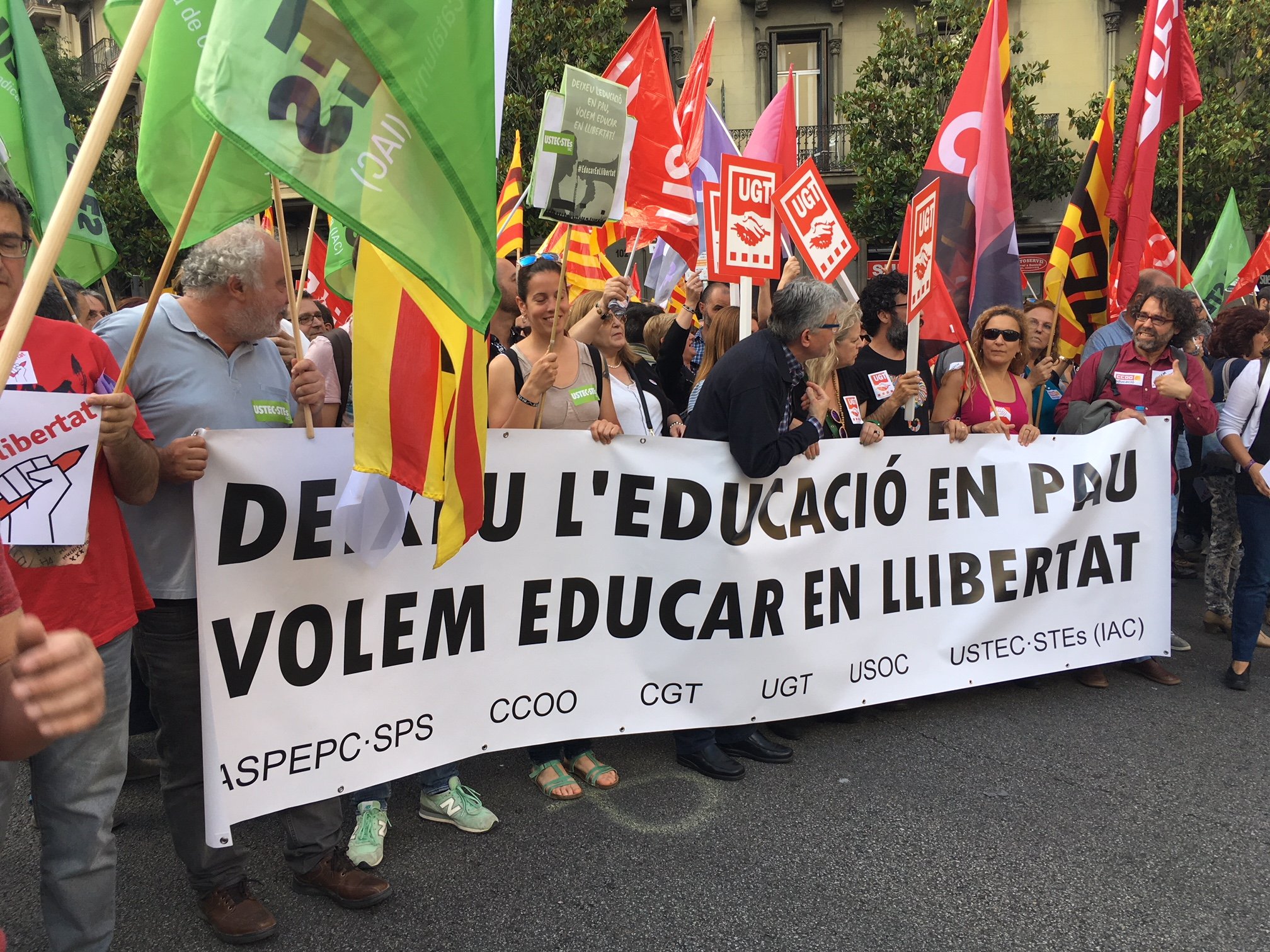 "Prou, s'ha acabat, deixeu l'escola en pau", el clam dels sindicats d'ensenyament