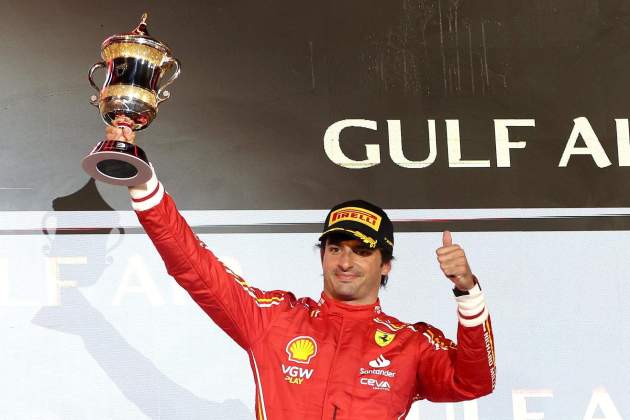 Carlos Sainz podi Bahrain / Foto: EFE - Ali Haider