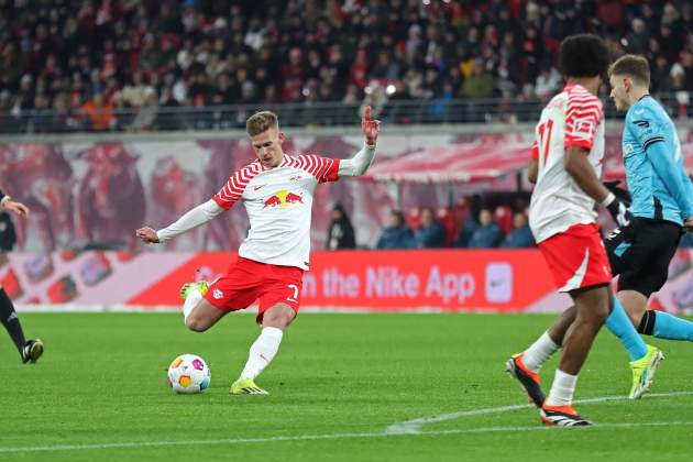 Dani Olmo ejectuando un chute durante un partido del RB Leipzig / Foto: Europa Press