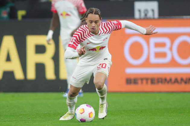 Xavi Simons, conduciendo durante un partido del RB Leipzig / Foto: EFE