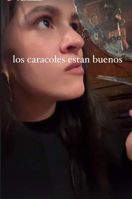 Rosalía menjant caragols a París / Instagram Rosalía menjant caragols a París / Instagram