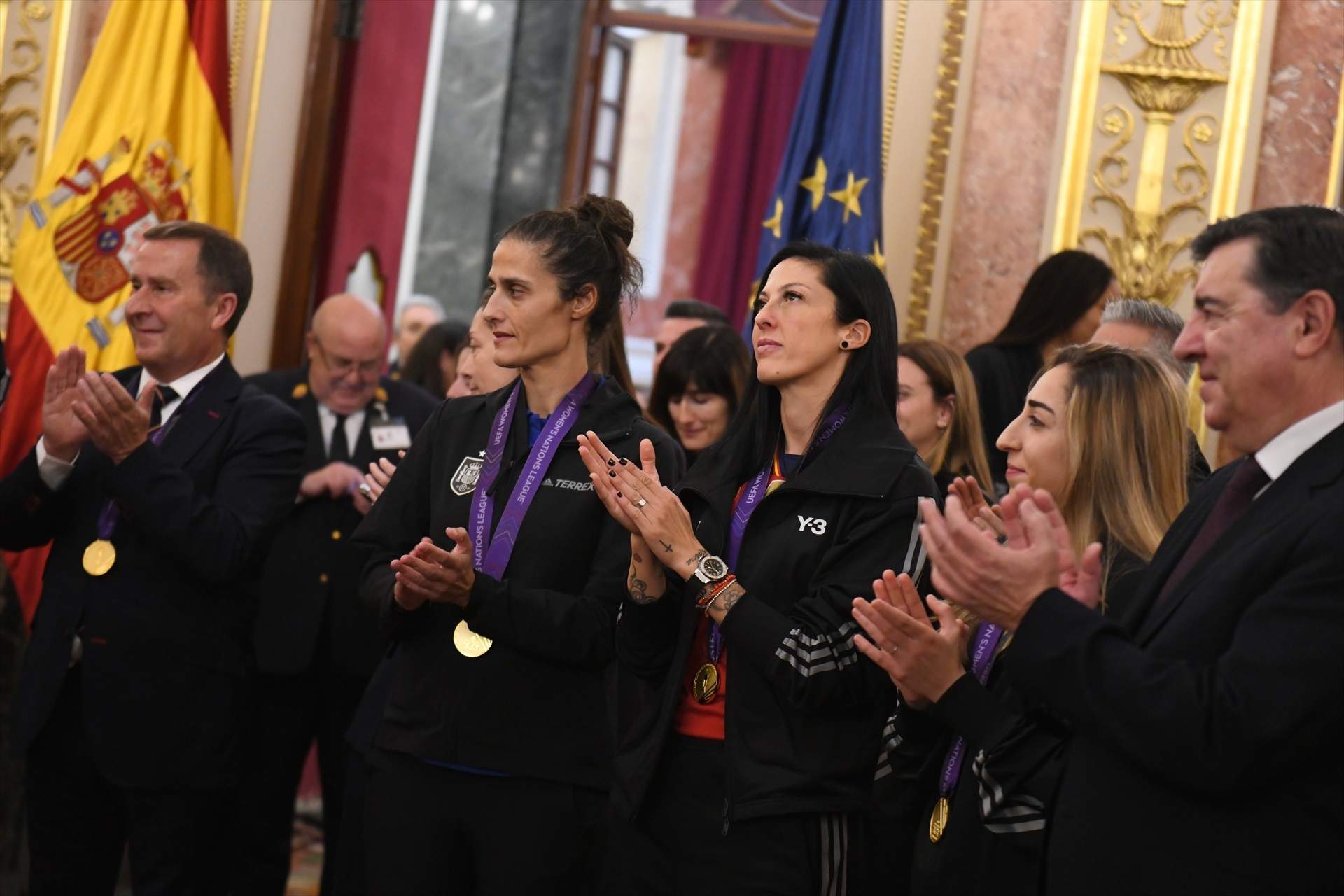 El càntic a les jugadores de la selecció espanyola a la sortida del Congrés: "Un piquito"