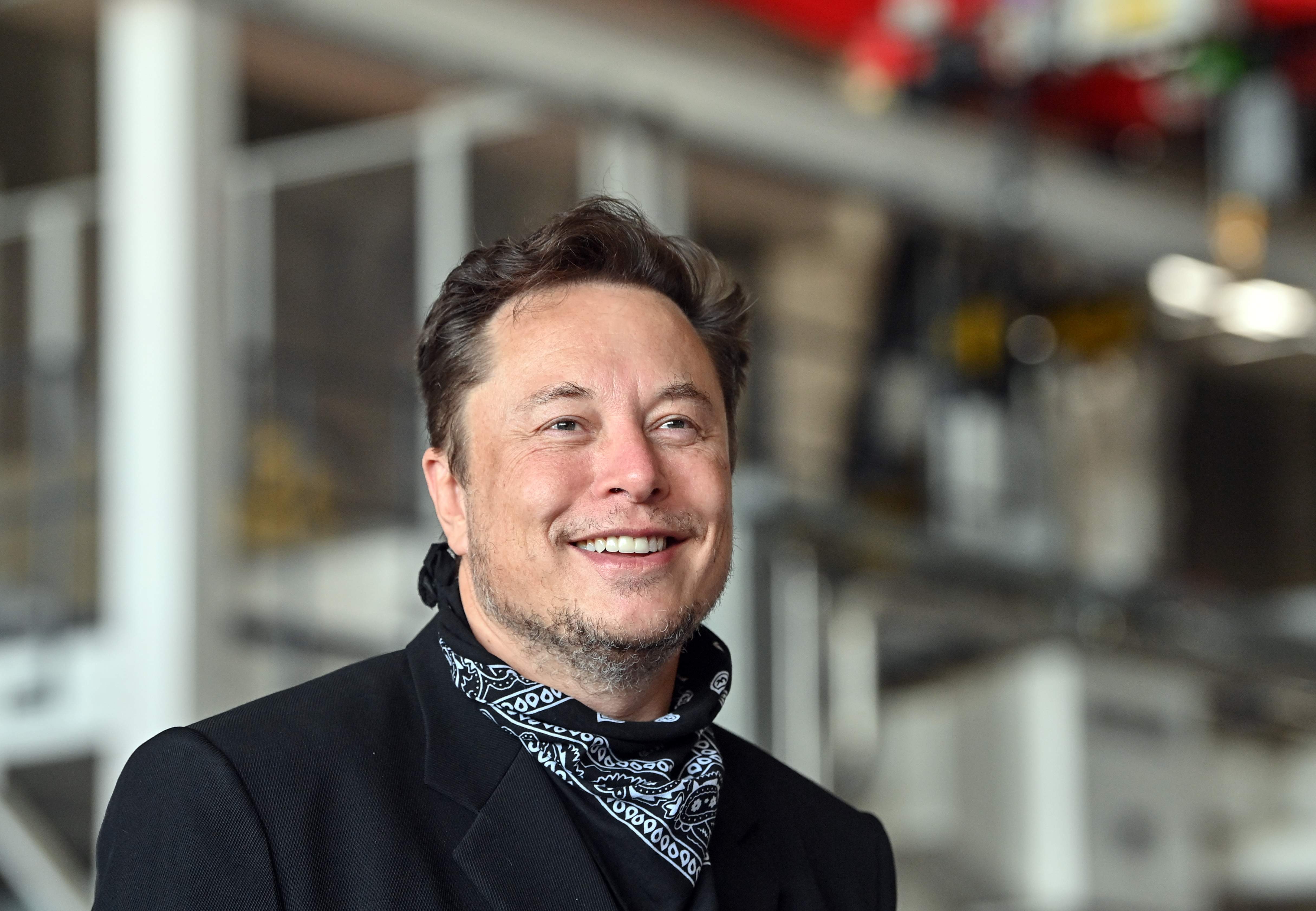 Elon Musk anuncia que X (Twitter) cobrará una "pequeña tarifa" a los usuarios para publicar e interactuar