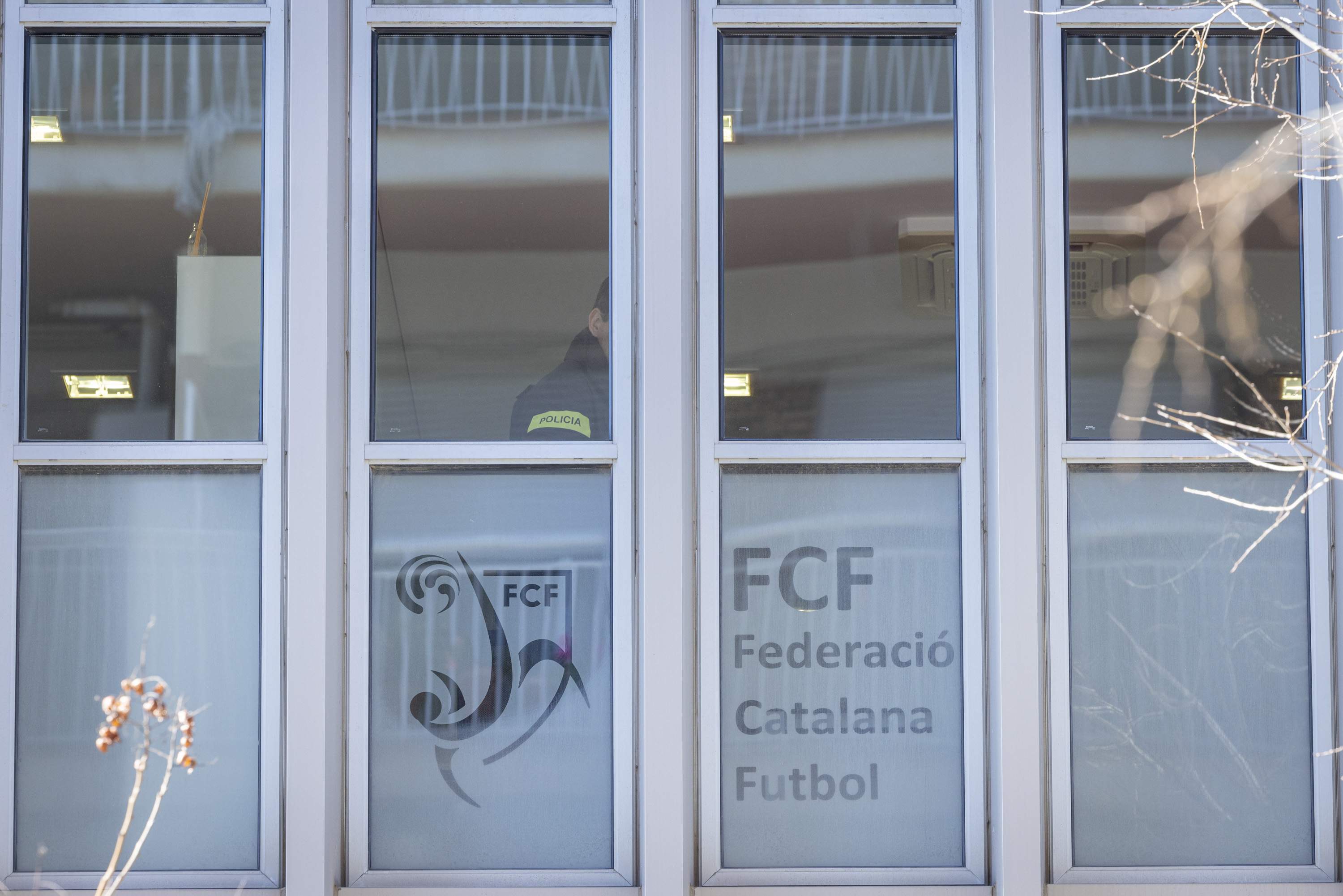 Los Mossos entran en la sede central de la Federación Catalana de Fútbol (FCF), en Barcelona