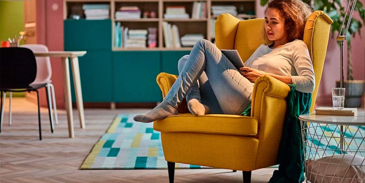 El sillón orejero más llamativo (y retro) de Ikea baja el precio