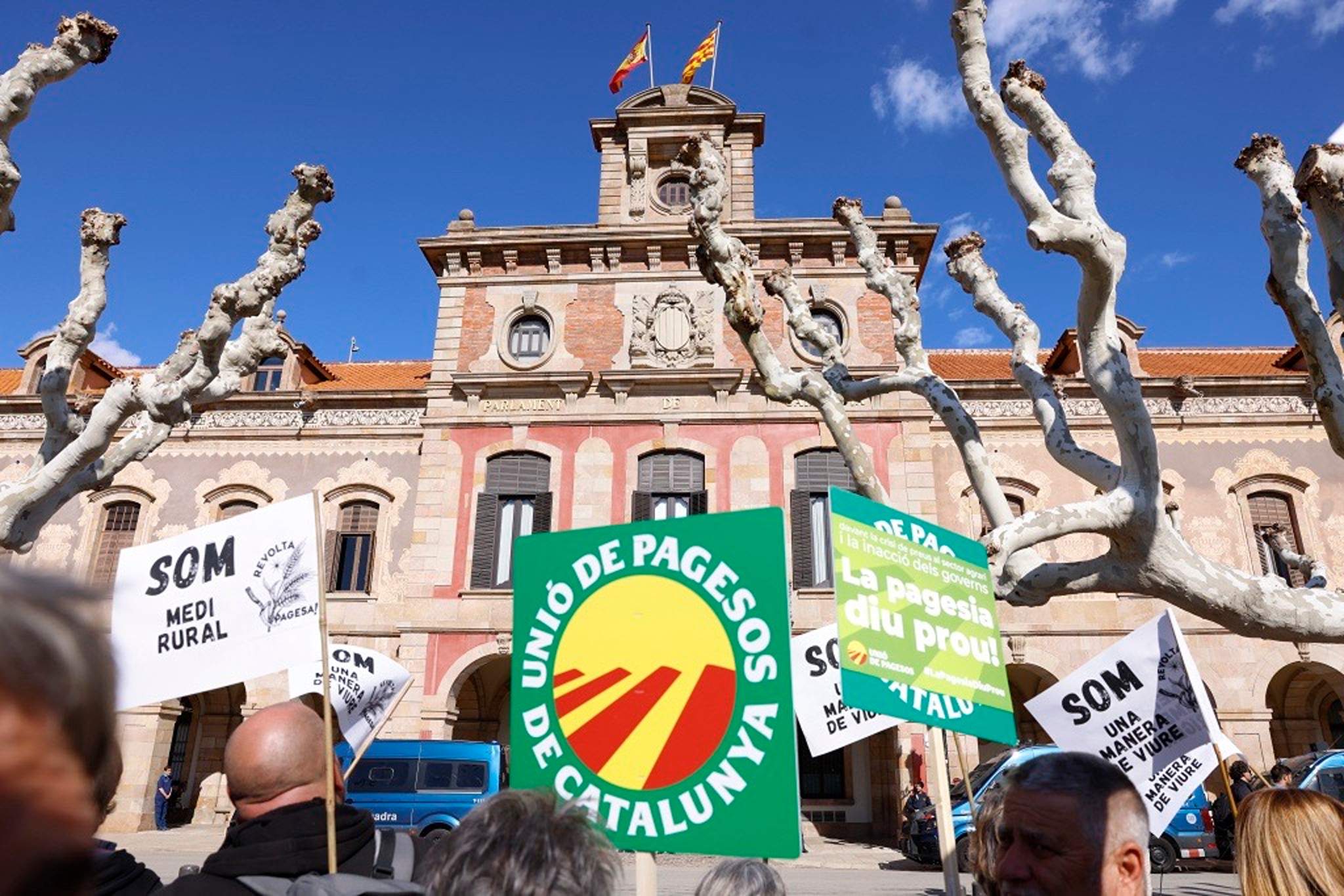 El camp es planta a les portes del Parlament: "Venim a despertar la classe política"