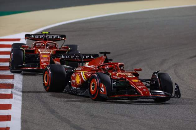 Carlos Sainz atacando Charles Leclerc Baréin / Foto: Europa Press