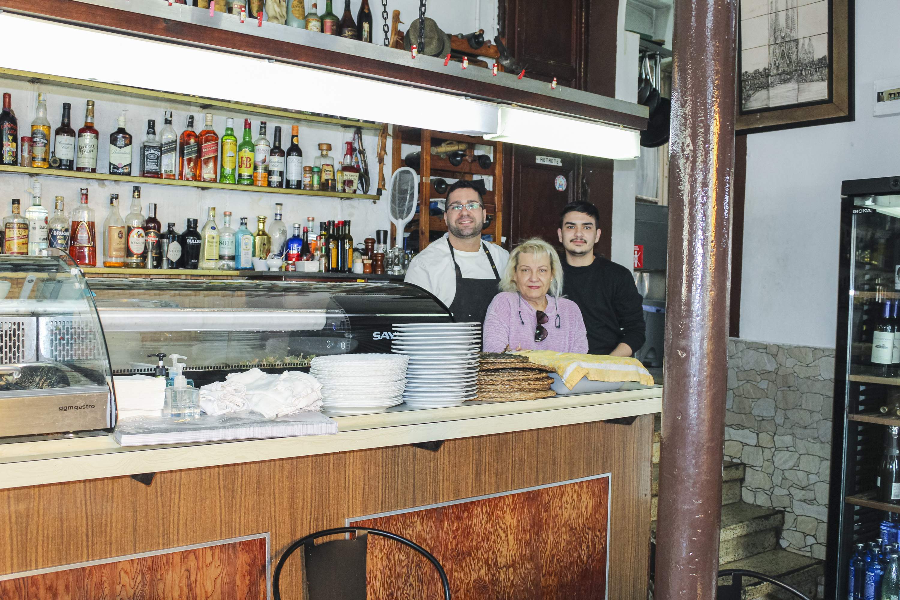 La pequeña bodega de L'Hospitalet en la que probarás el mejor marisco y platos de cuchara para mojar pan