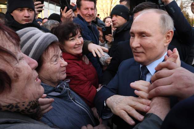 putin rodejat de massa efe putin rodejat de massa efe