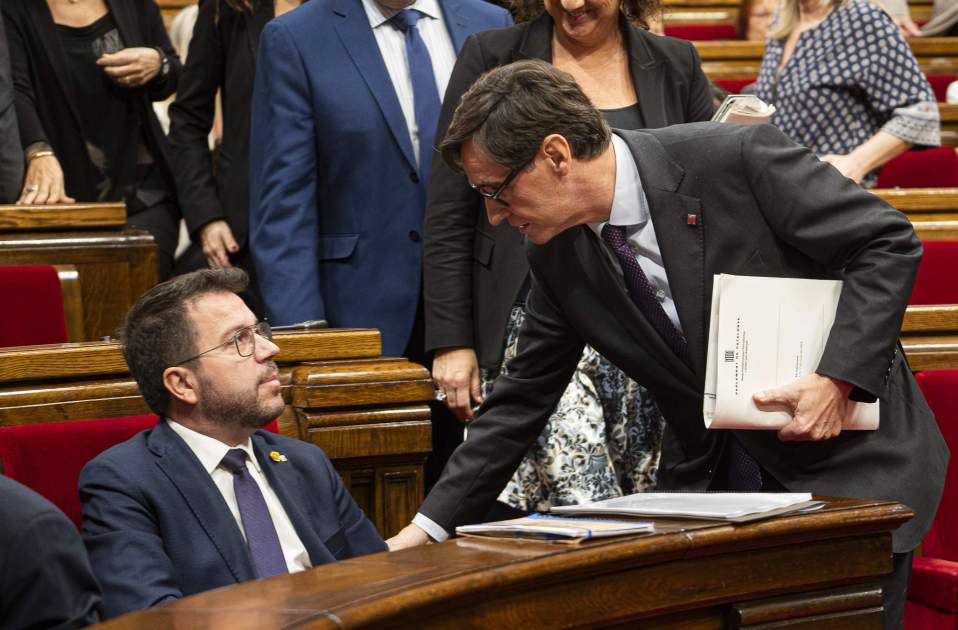 Salvador Illa PSC y Pere Aragonès ERC sessió Parlamento / Foto: Irene Vilà Capafons Salvador Illa PSC y Pere Aragonès ERC sessió Parlamento / Foto: Irene Vilà Capafons