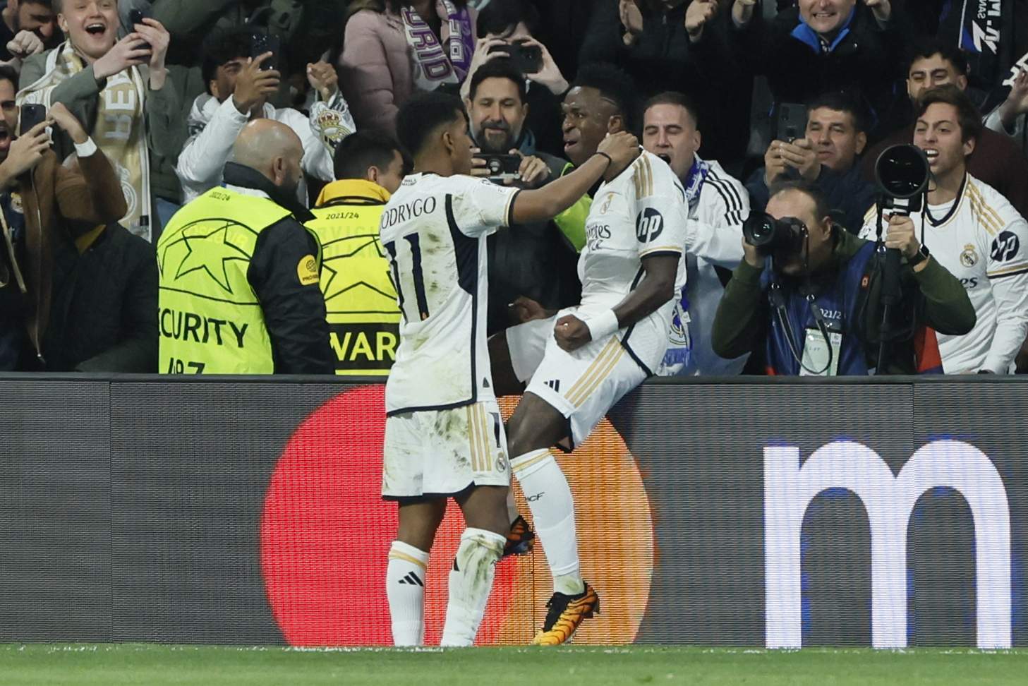 Un Real Madrid gris supera por los pelos los octavos de la Champions ante un Leipzig negado en el remate (1-1)