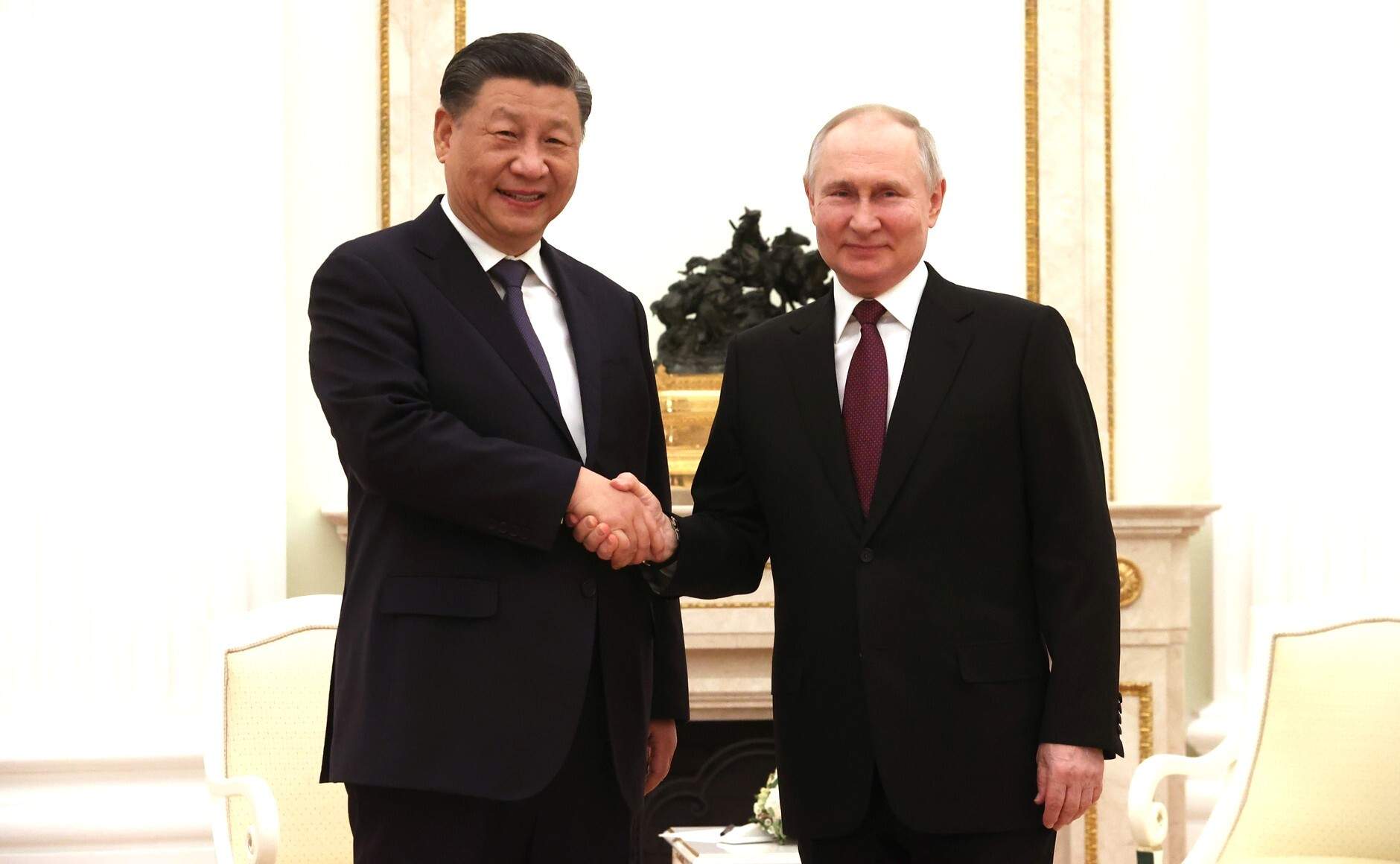 China quiere profundizar los vínculos con Rusia y critica la "obsesión" de los EE.UU. con Pekín