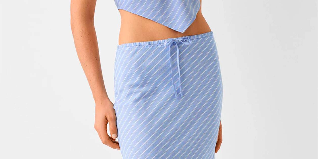 Flechazo con la falda midi de rayas de 22,99 euros de Bershka tendencia para la primavera 2024