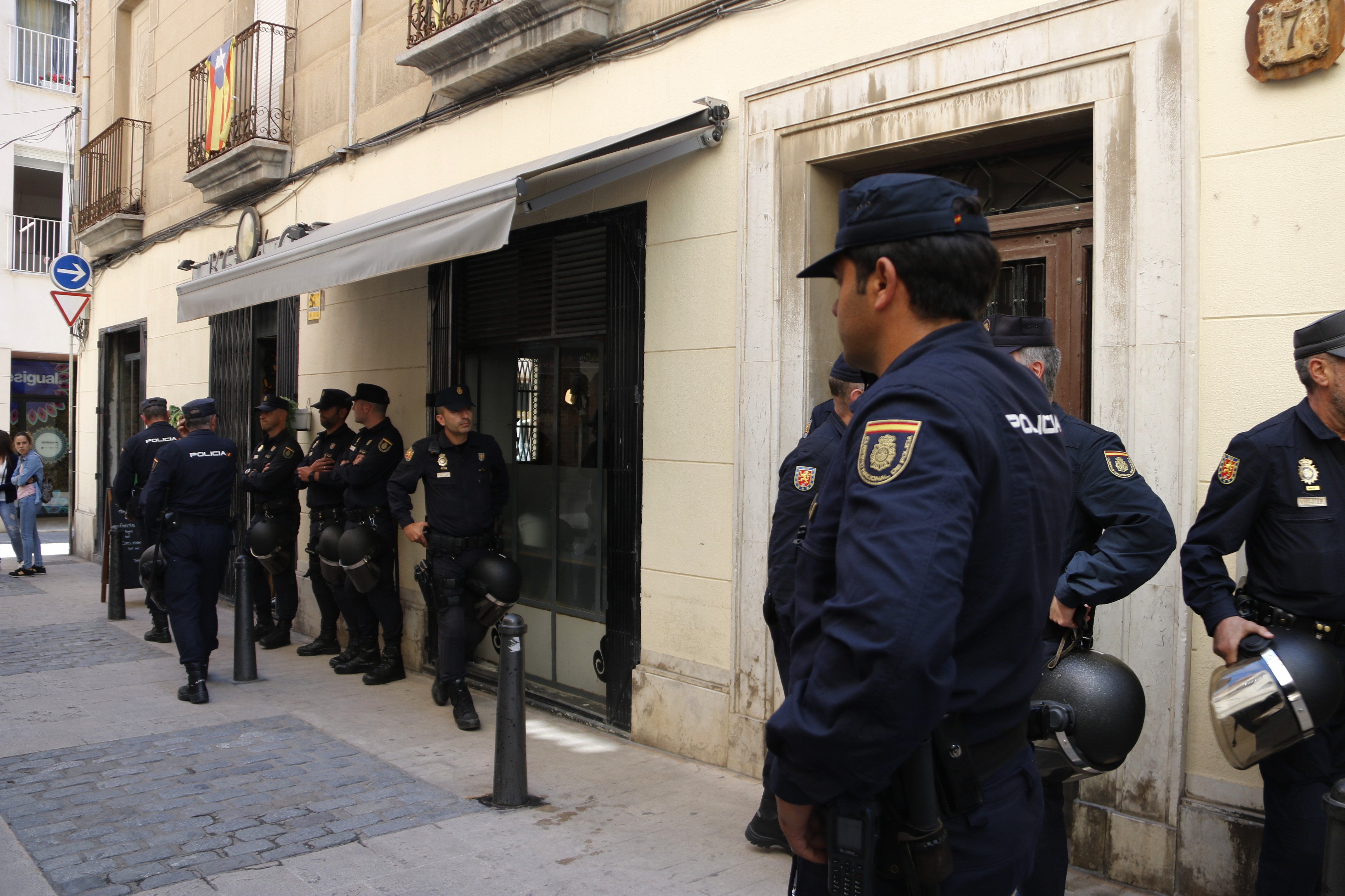 Un policia espanyol amenaça de detenir una periodista