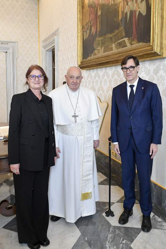 Salvador Illa i la seva dona Marta Estruch visitant el papa Francesc EFE