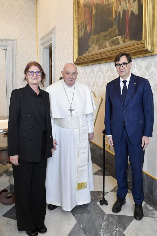 Salvador Illa i la seva dona Marta Estruch visitant el papa Francesc EFE Salvador Illa i la seva dona Marta Estruch visitant el papa Francesc EFE