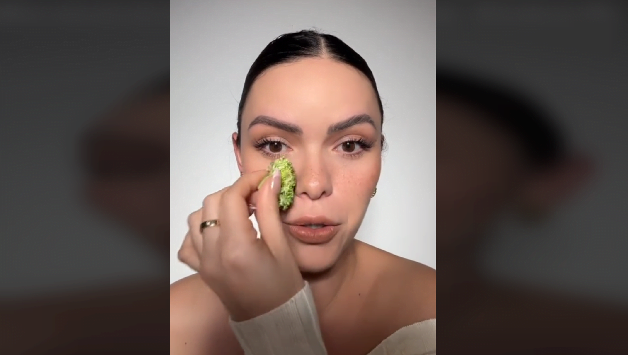El nuevo y extraño truco viral de las influencers: utilizar brócoli como herramienta de maquillaje