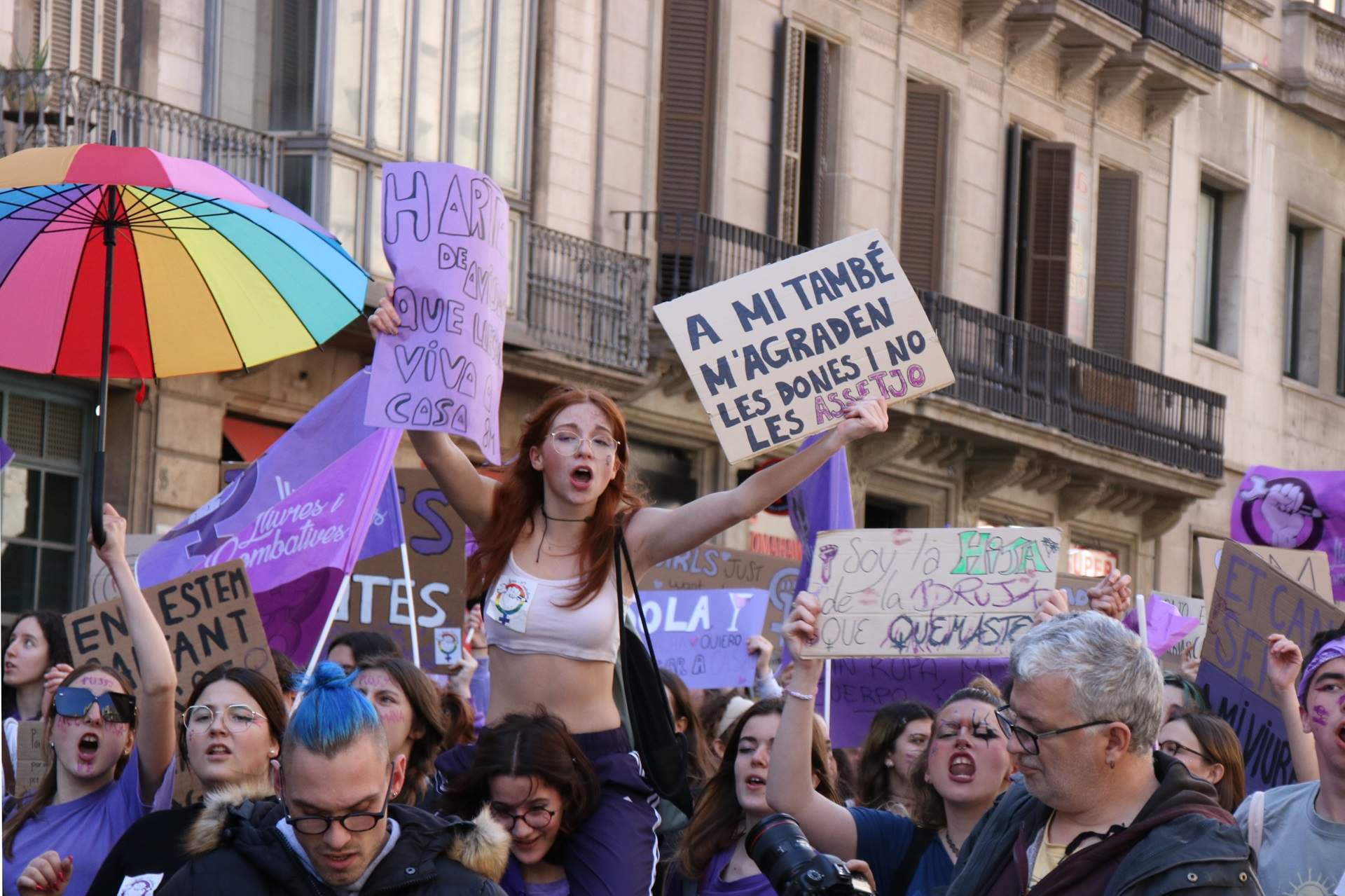 Manifestacions feministes a Barcelona: talls de carrers i protestes en diversos punts