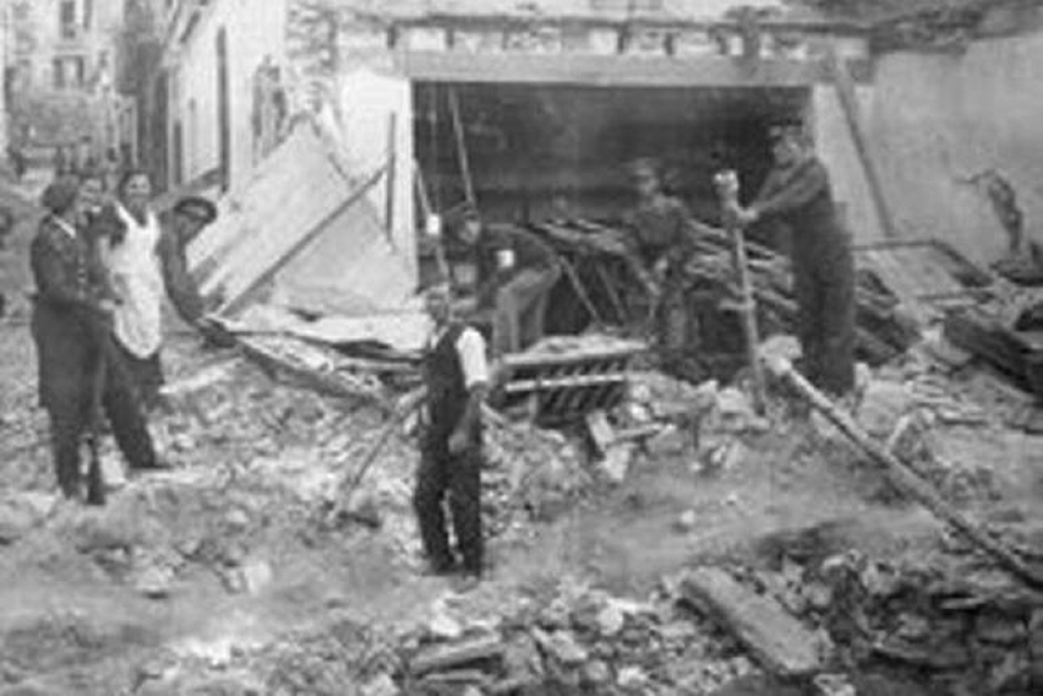 L'aviació franquista bombardeja el Mercat Central d'Alacant