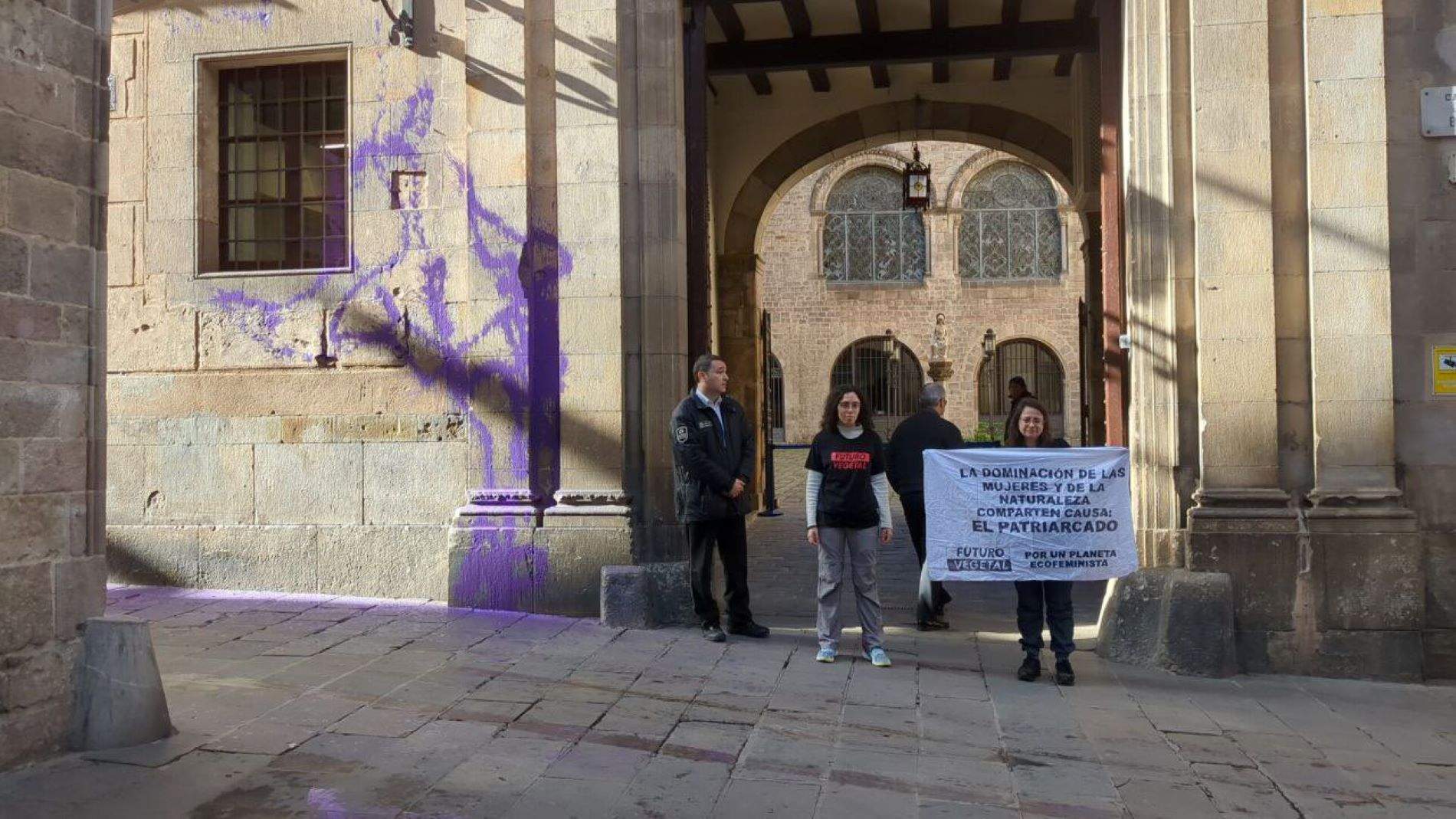 Activistas tiran pintura lila a la fachada del Palau Episcopal de Barcelona por el 8-M | VÍDEO