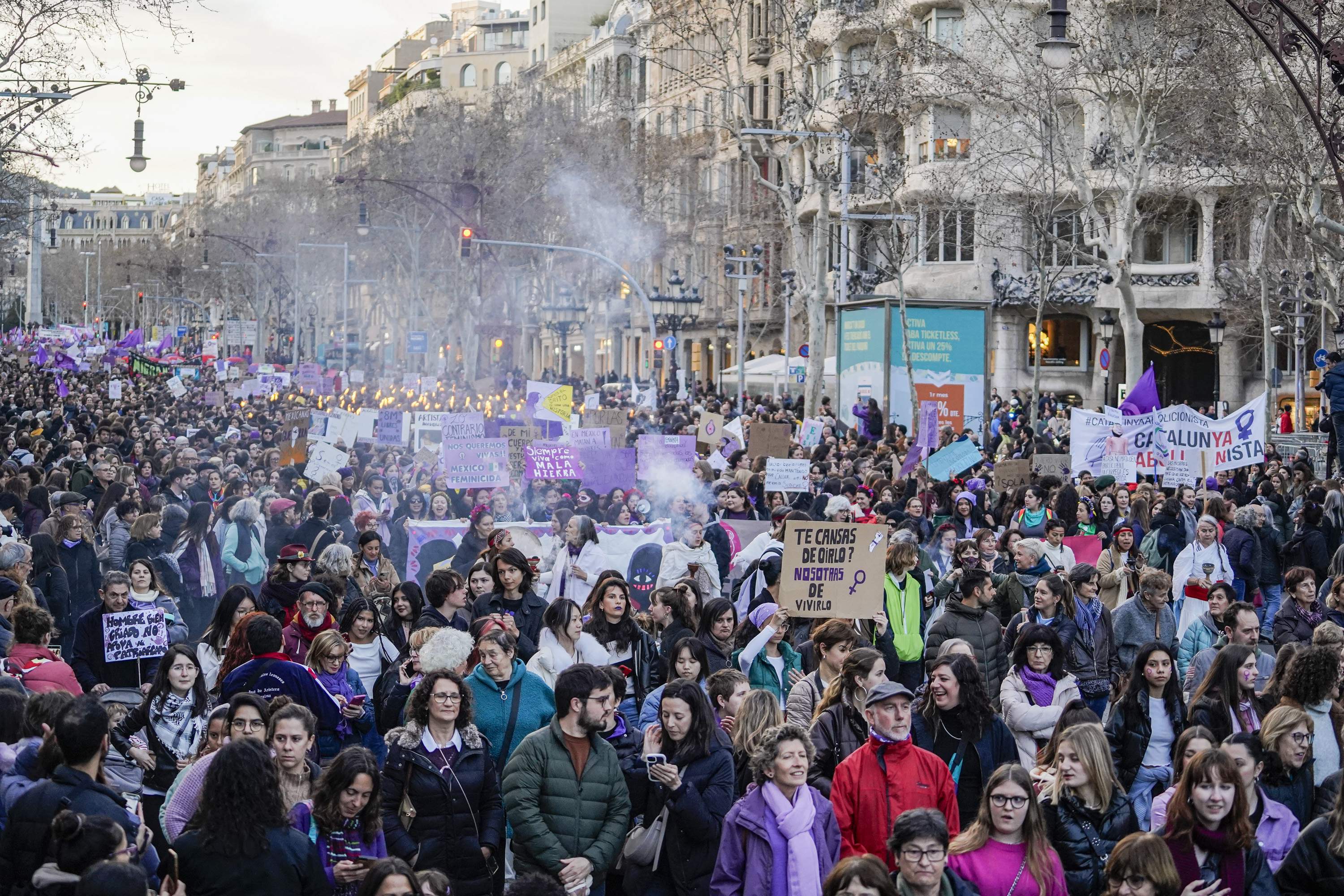 Milers de dones tornen a plantar cara al masclisme un 8M més als carrers de Barcelona