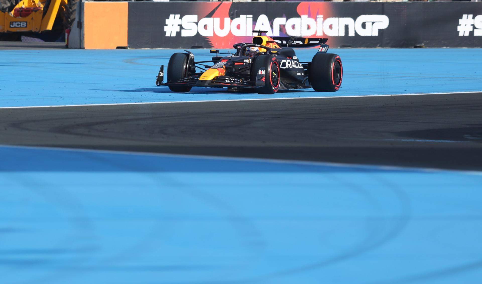 Max Verstappen suma una pole insultante en Arabia Saudí y Fernando Alonso se anima