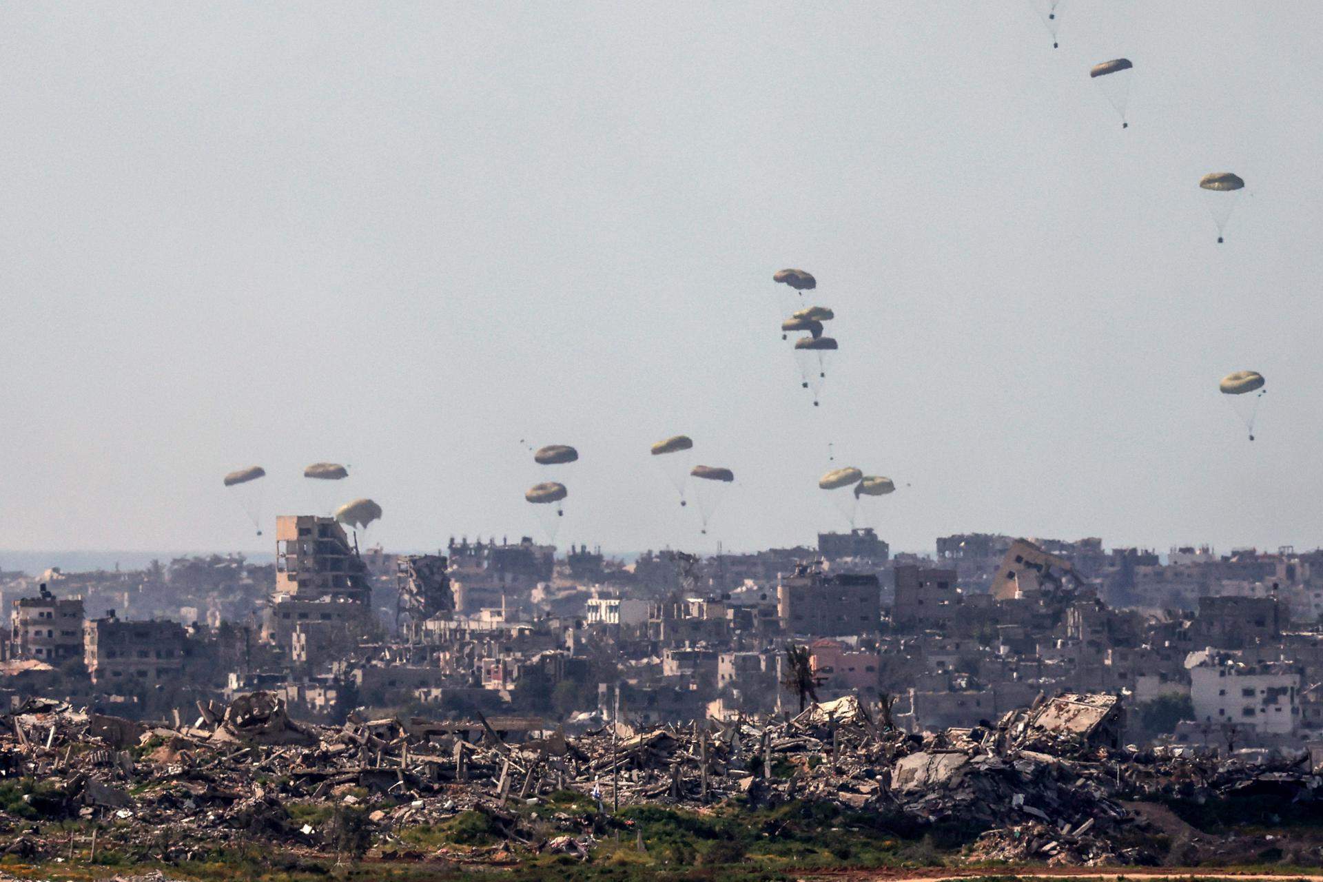 Al menos cinco personas mueren en Gaza por el impacto de paquetes de ayuda humanitaria