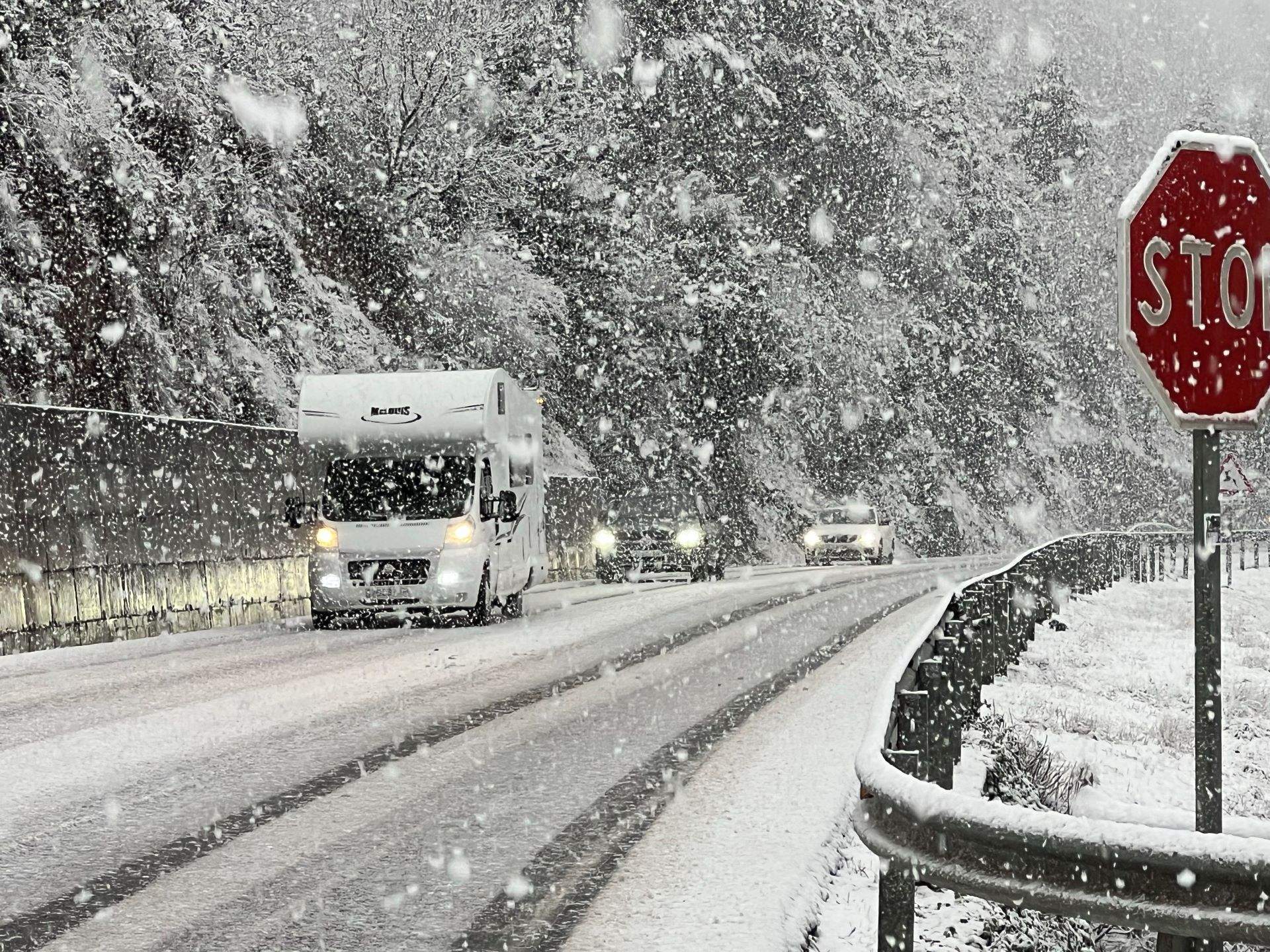 Incidencias en toda Catalunya por el temporal de nieve, lluvia y viento