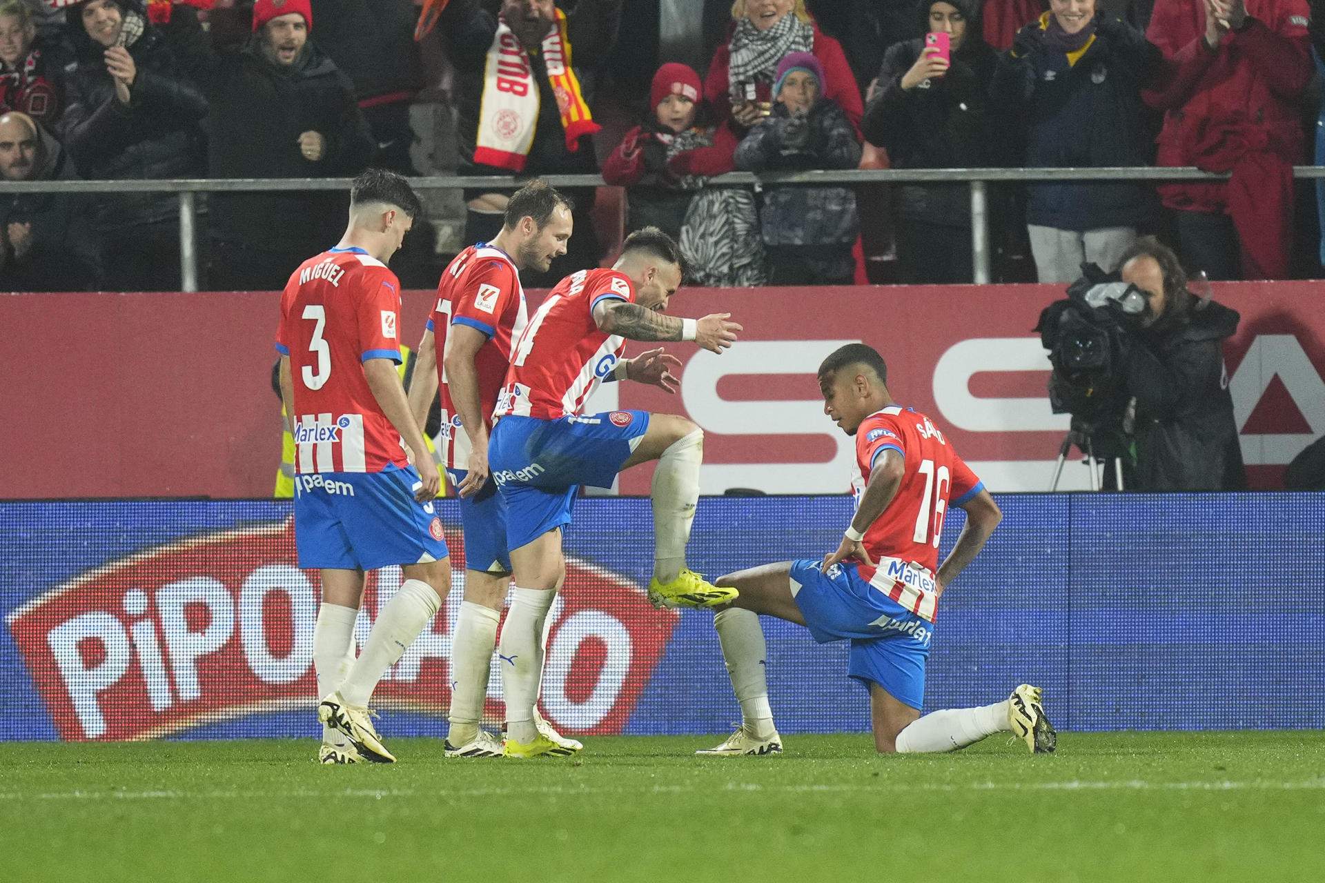El Girona signa una treballada victòria contra l'Osasuna (2-0) i la Champions s'apropa a Montilivi