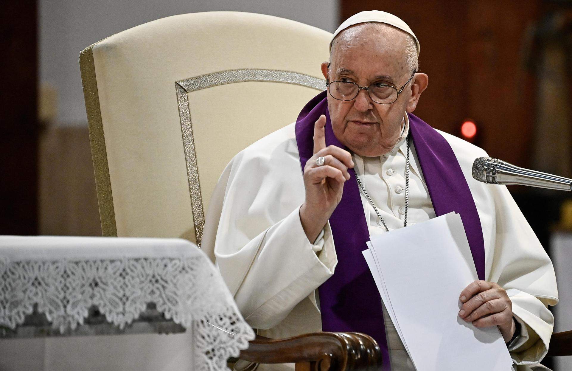 El Papa demana a Zelenski que alci la "bandera blanca" per negociar amb Rússia