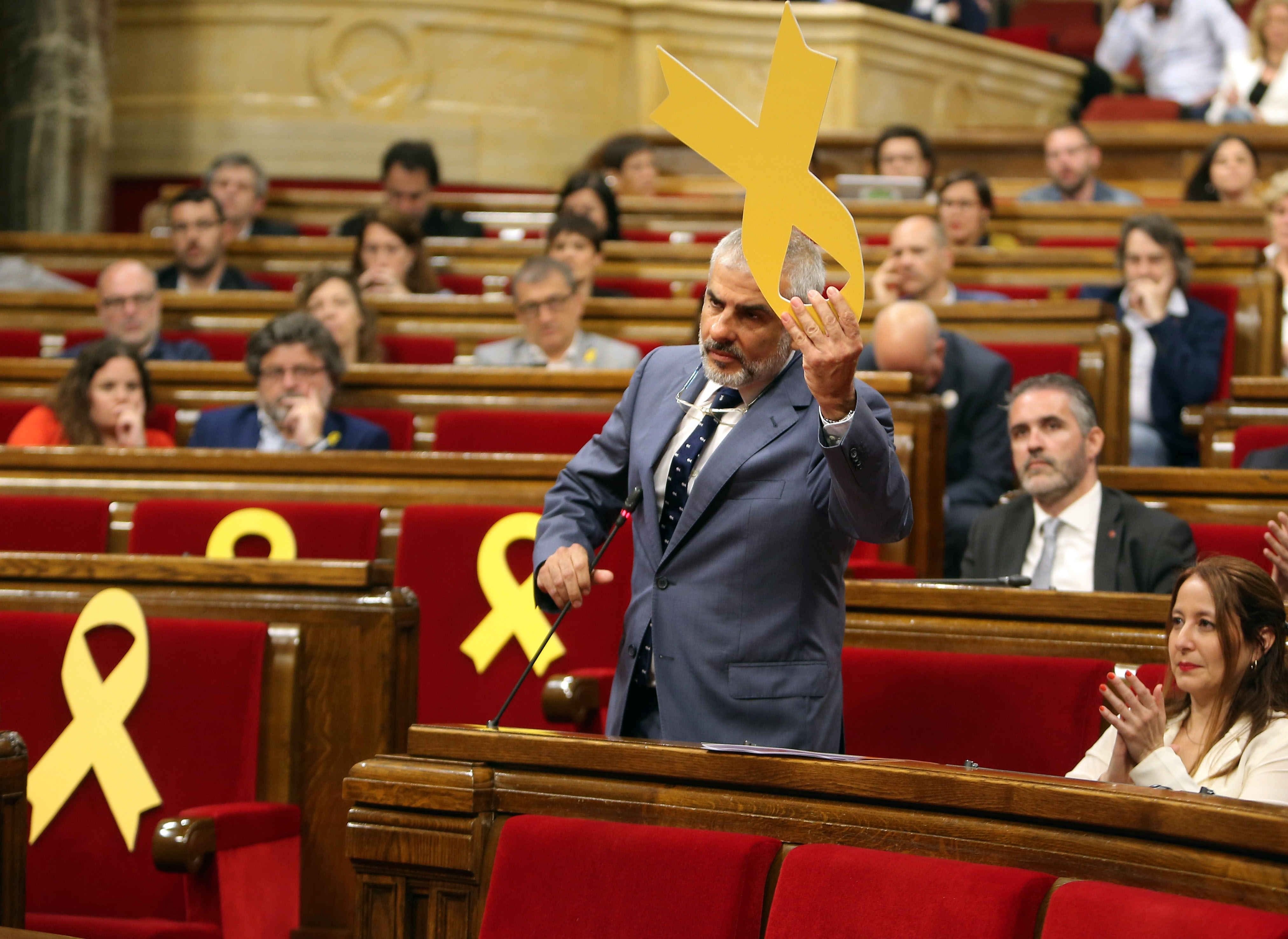 Torrent proposa acceptar els llaços grocs als escons dels diputats però no als del Govern