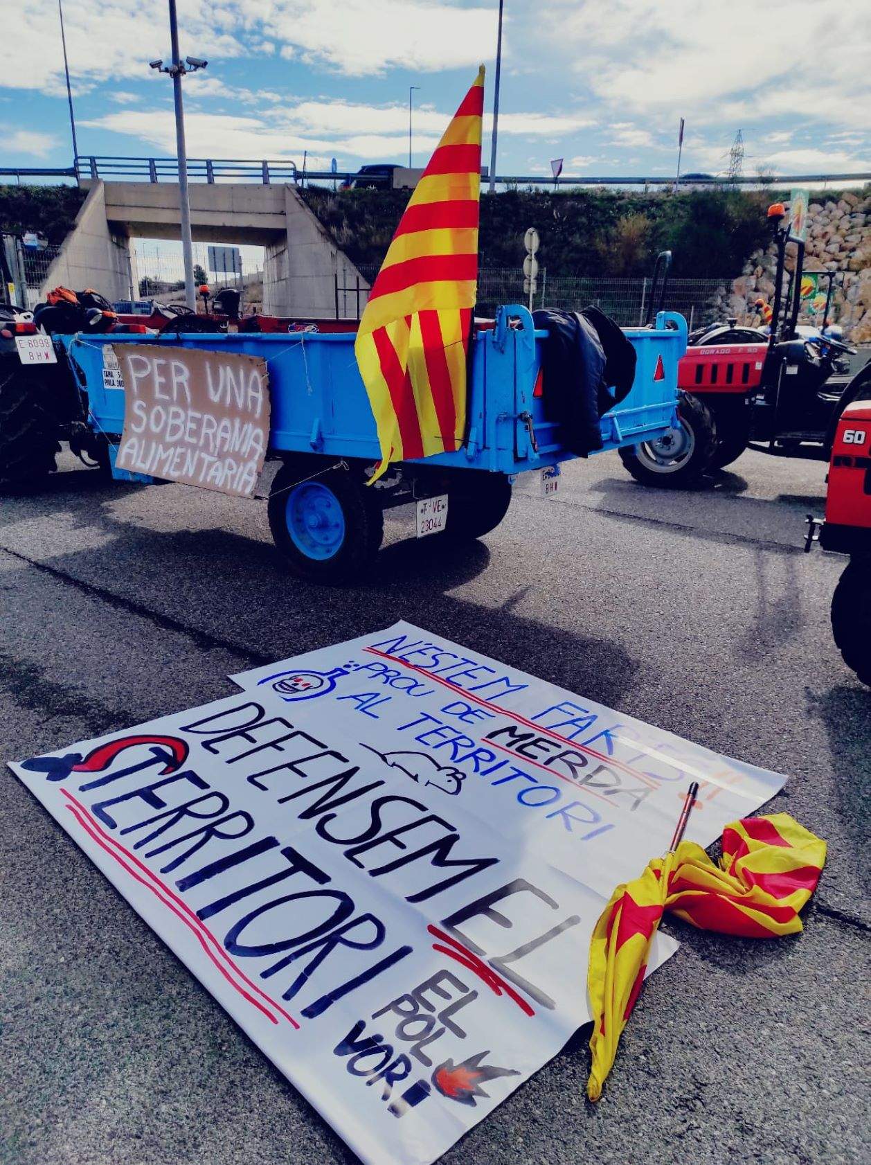 Los agricultores y activistas contrarios al Hard Rock cortan la AP-7, en ambos sentidos, en Cambrils