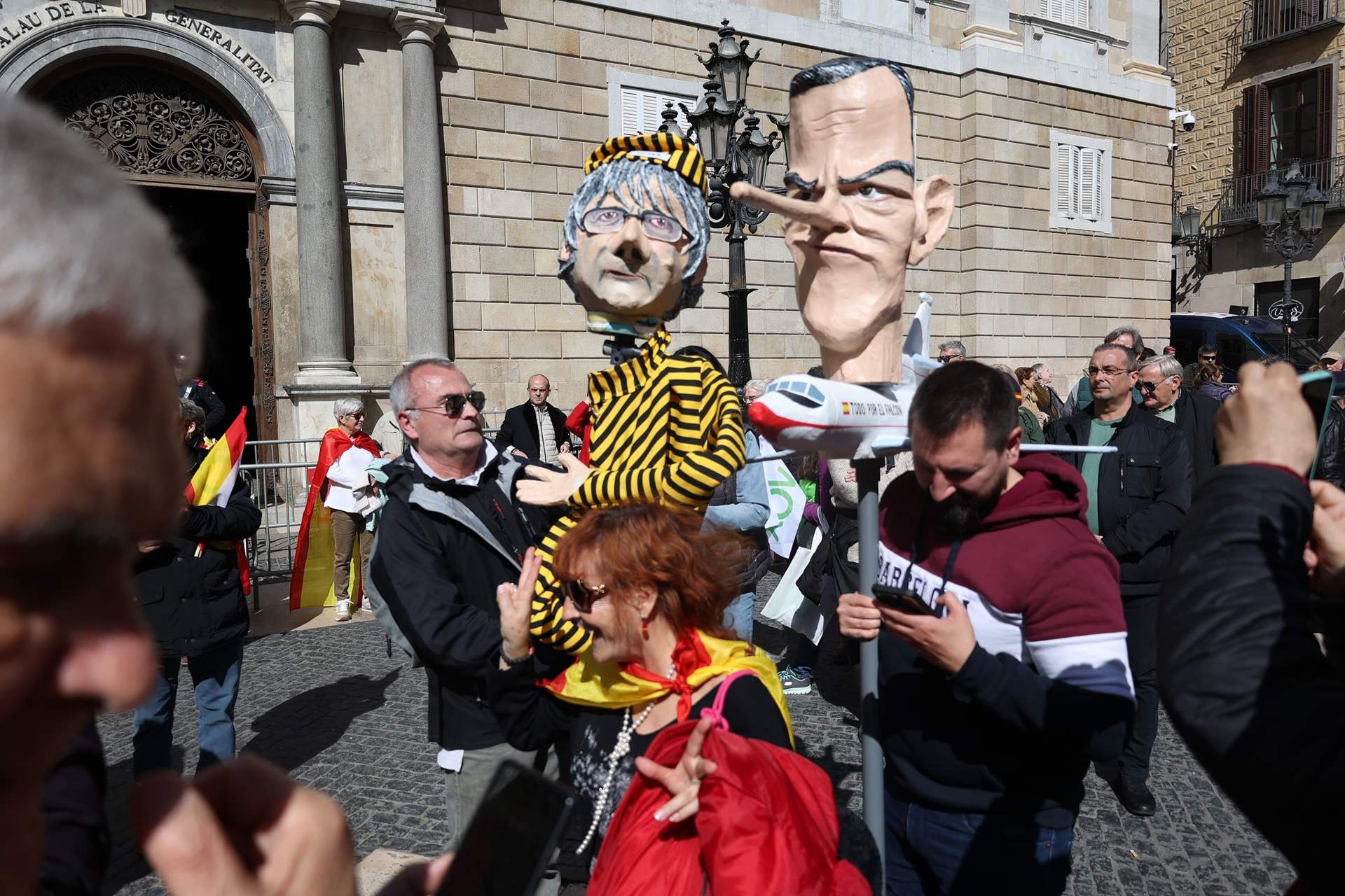 manifestació contra l'amnistia a la plaça Sant Jaume (3)